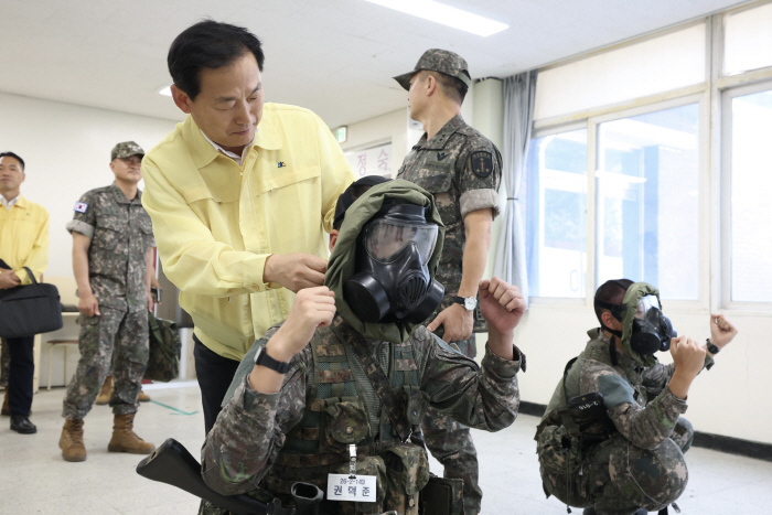 260810 [국방부 보도사진] 국방부차관 육군훈련소 폭염 현장점검 (3)