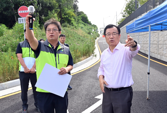 (사진1)6년 숙원 해소된 대사골 진입로 11월 개통… 이현재 시장 현장 점검