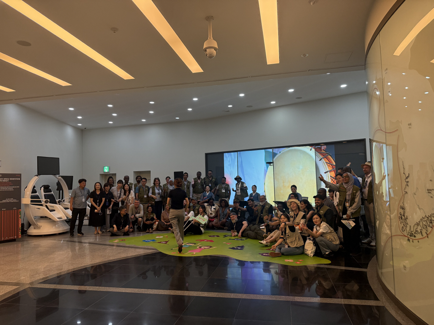 8.11(대성동고분박물관 7개월 만에 작년 관람객 수 돌파...세계유산 등재 효과 톡톡)1.대성동고분박물관을 방문한 유네스코 세계유산 현장관리자