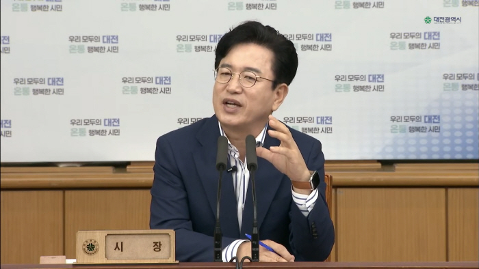 11일 대전시청 대회의실에서 열린 8월 확대간부회의에서 허태정 대전시장이 발언하고 있다.