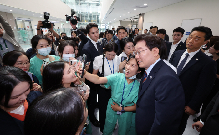 이재명 대통령, 국립소방병원 방문