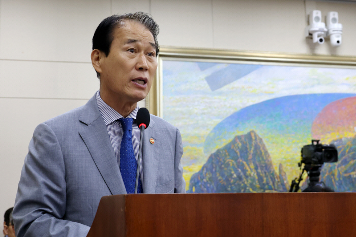 업무보고 하는 권오을 장관<YONHAP NO-2777>
