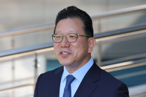 취재진 질문에 답하는 송보영 대표<YONHAP NO-2650>