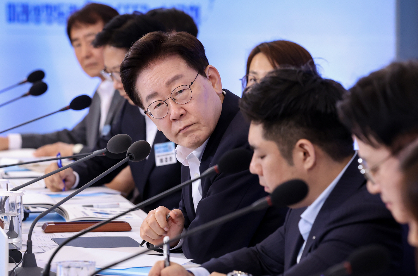참석자 발언 듣는 이재명 대통령