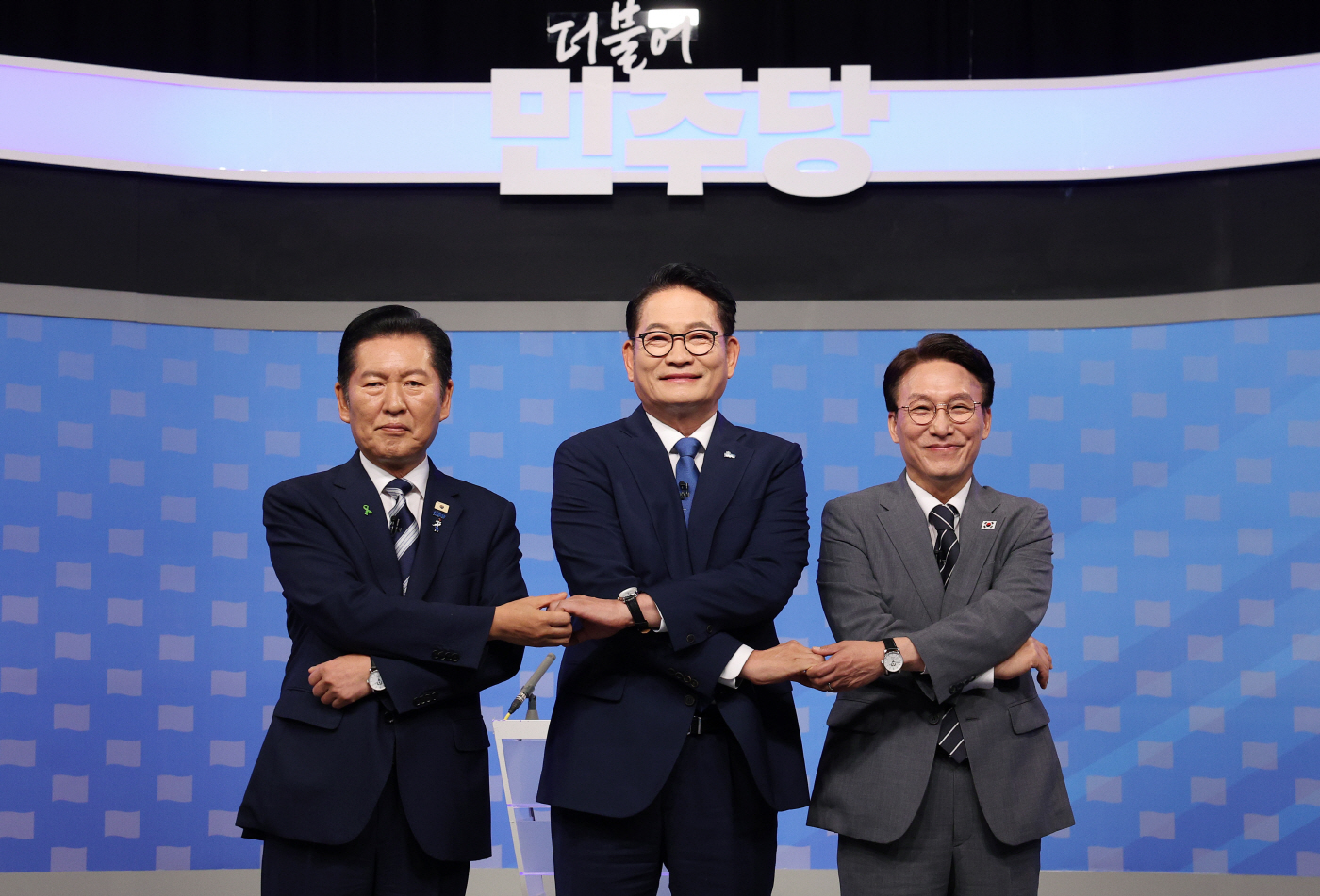 TV 토론회 기념 촬영하는 민주당 당대표 후보들
