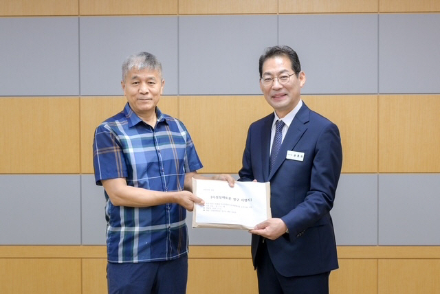 손훈모 순천시장이 정책토론 청구서 접수받고 기념촬영하고있다.