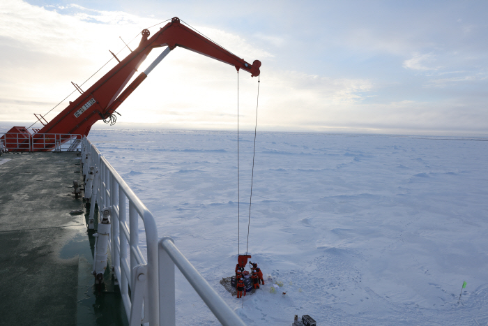 (EyesOnSci) CHINA-16TH ARCTIC OCEAN SCIENTIFIC EXPEDITION-ICE STATION OPERATION (CN)
