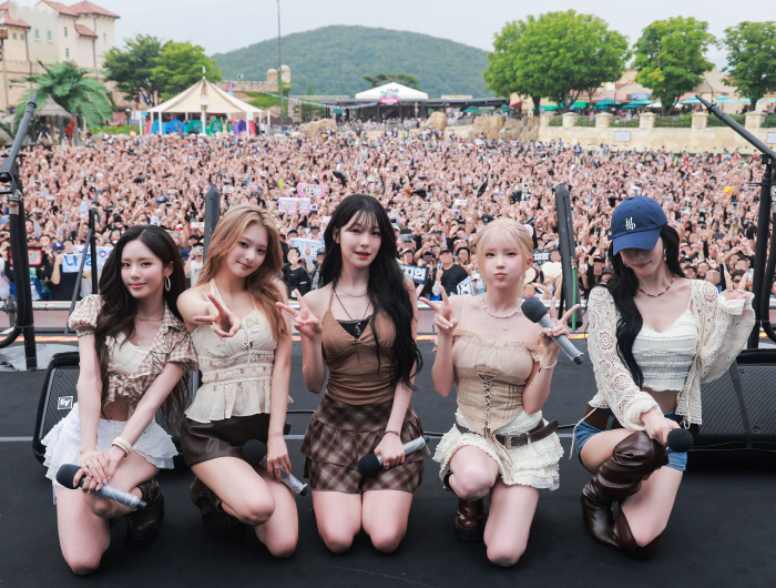 1. 지난 7월 4일 캐리비안 베이 워터 뮤직 풀파티에서 펼쳐진 프로미스나인의 스페셜 공연 현장