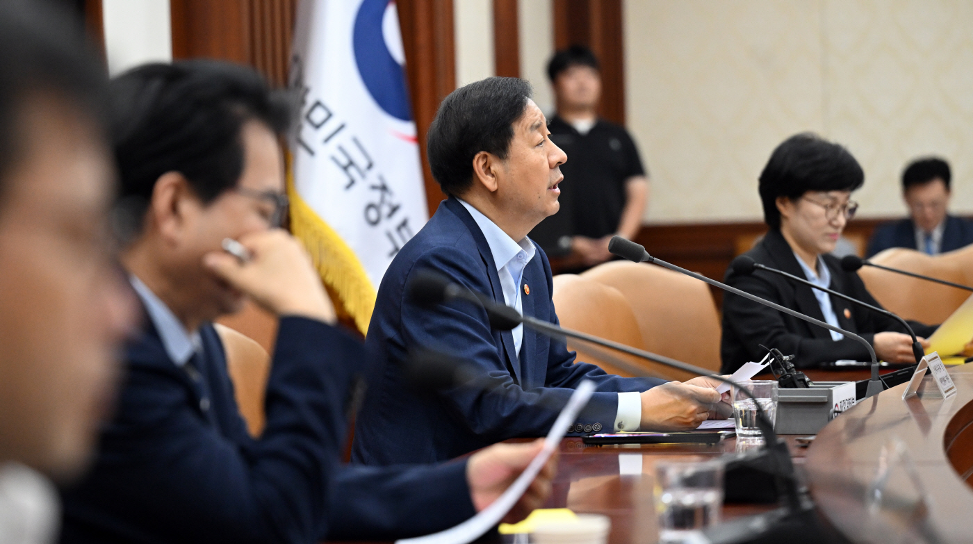 [포토]관계장관 TF 회의에서 발언하는 구윤철 부총리