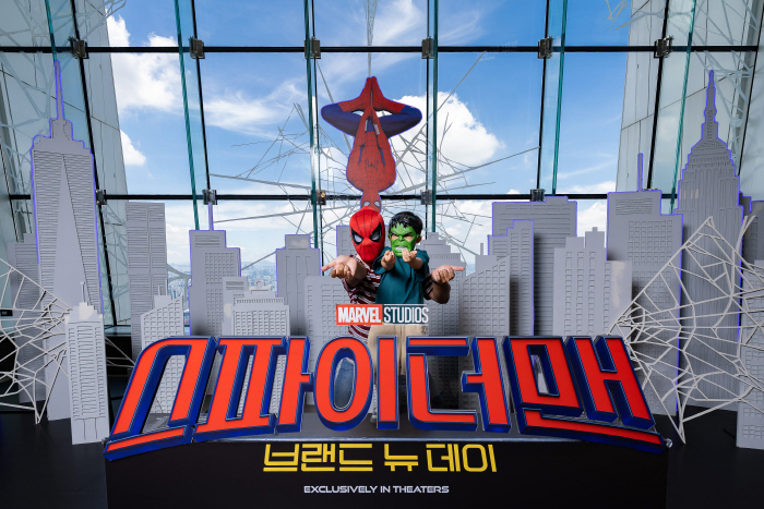 [서울스카이] (2) 스파이더맨 브랜드 뉴 데이 X 서울스카이 메인 포토존에서 기념 촬영하는 팬의 모습
