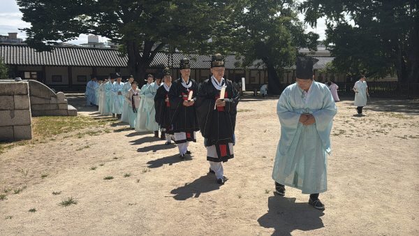1. 헌관과 집사들이 환안제를 위해 비천당으로 이동하고 있다.