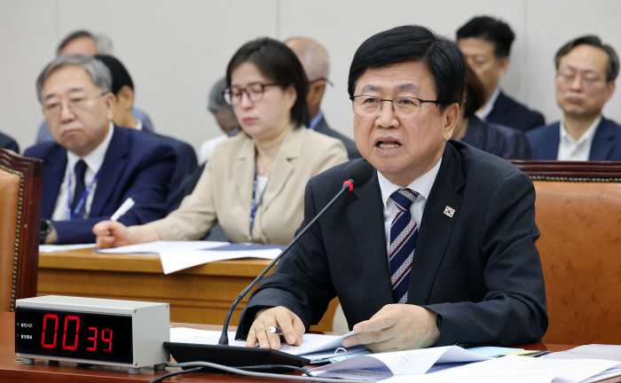 질의에 답하는 최교진 교육부 장관
