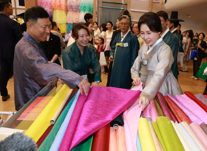 한복 원단 보는 김혜경 여사