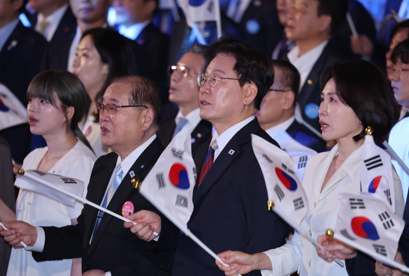 광복절 노래 제창하는 이재명 대통령 부부<YONHAP NO-2835>