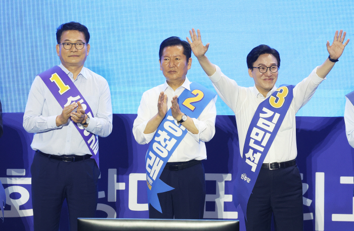 인사하는 김민석 후보