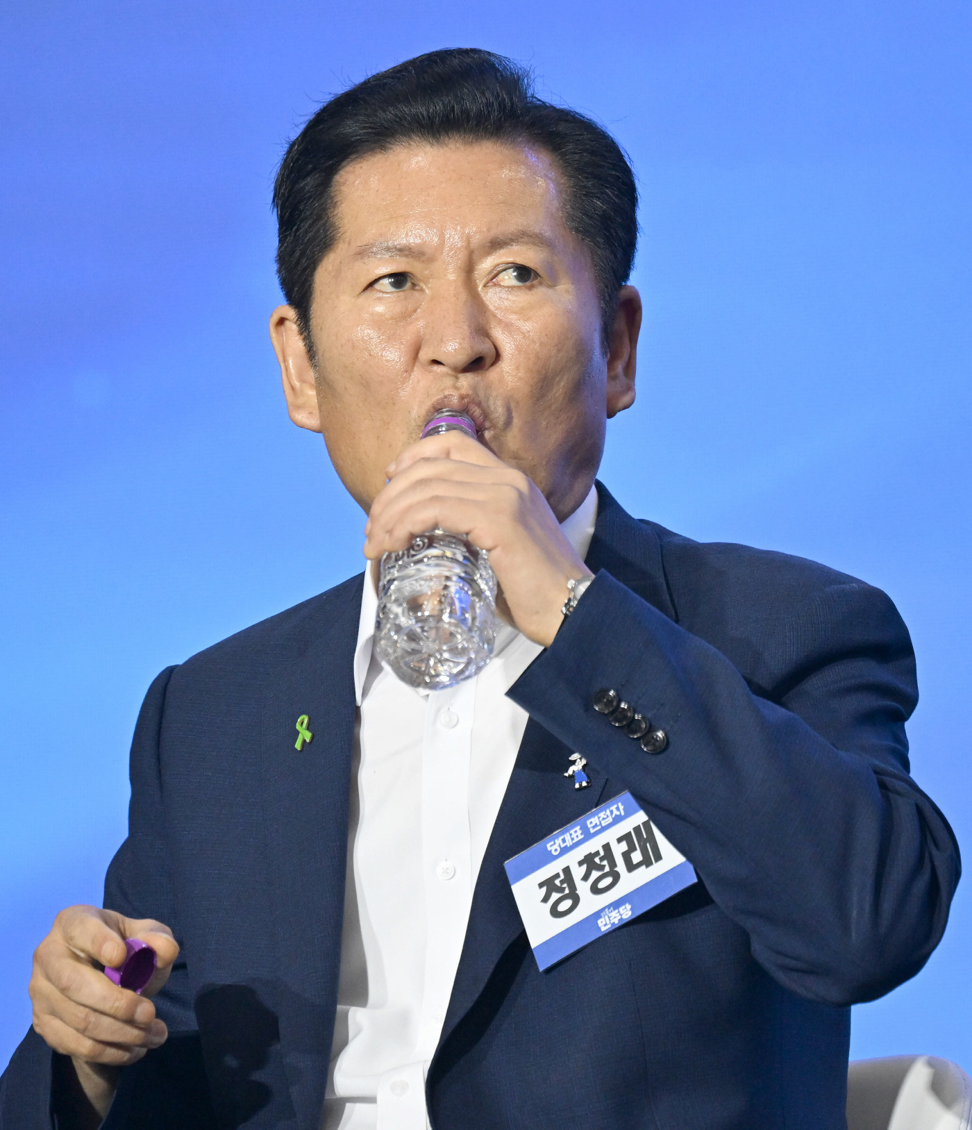 물 마시는 정청래 후보<YONHAP NO-4607>