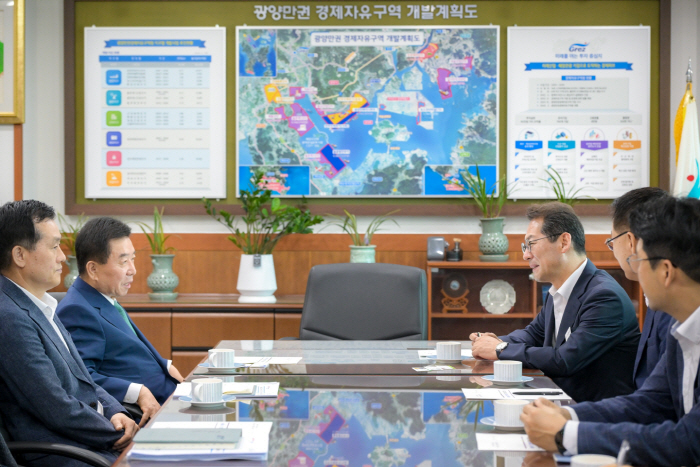 손훈모 순천시장이 지난 7월 8일 광양만권경제자유구역청을 방문해 구충곤 광양만권경제자유구역청장과 해룡 2-2 일반산업단지 조기 조성 등 주요 현안을 논의하고 있다