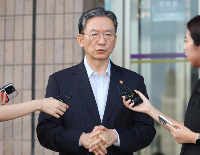 기자 질문에 답하는 정성호 장관