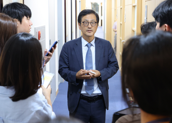 질문에 답하는 이태한 선관위 특별검사