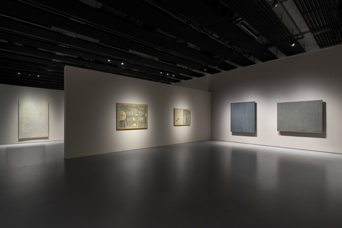 1. 박서보미술관 《박서보와 흐엉 도딘 비움 그 충만》 전시 전경(B2 SPACE Ø), 박서보미술관 제공, 사진 전병철
