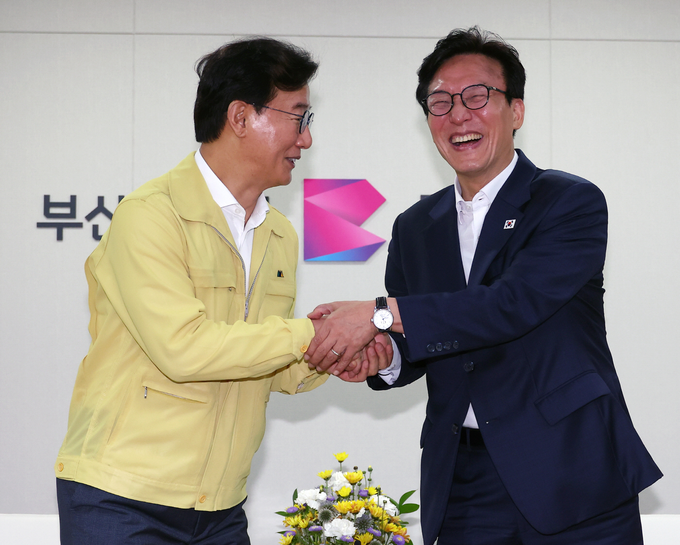 손 맞잡은 김민석·전재수<YONHAP NO-2275>