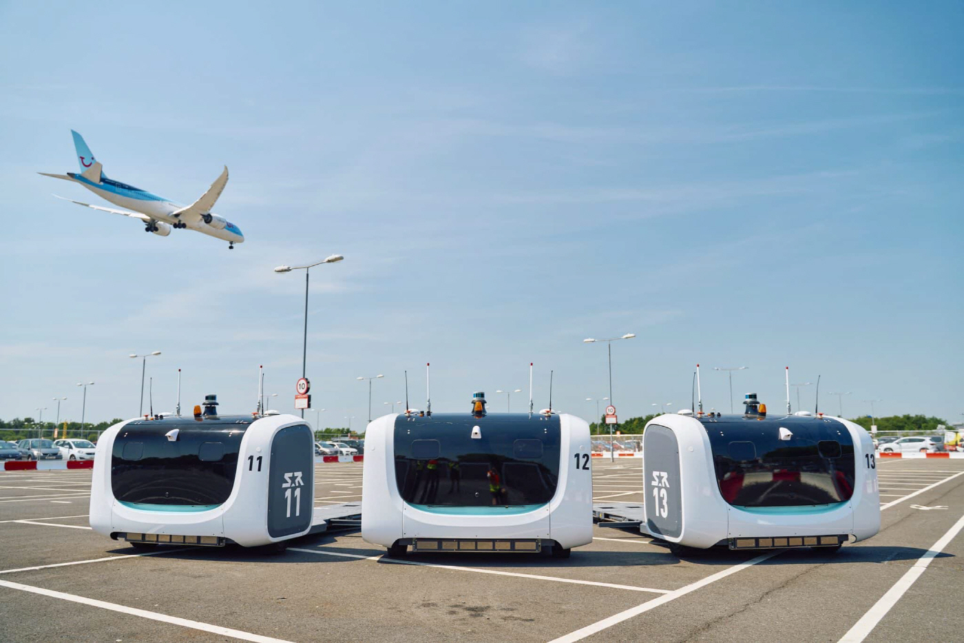 사진 4) 영국 개트윅(Gatwick) 공항에 적용된 실외 자율주행 주차 로봇 스탠(STAN)