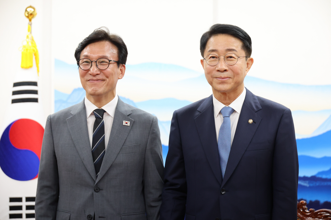 기념 촬영하는 조정식 국회의장과 김민석 대표<YONHAP NO-3384>
