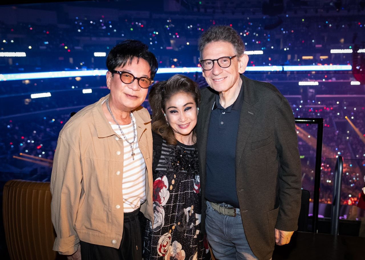 16일(현지시간) 미국 로스앤젤레스에서 열린 KCON LA 2026 현장에서 만난(왼쪽부터) 이재현 CJ 회장, 이미경 CJ 부회장, 루시안 그레인지 UMG 회장 겸 CEO. (1)