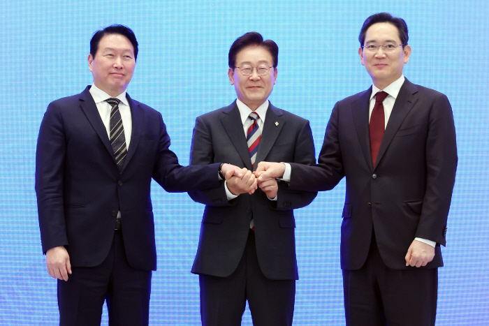 손잡은 이재명 대통령과 이재용ㆍ최태원 회장
