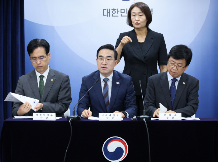 지방교육재정교부금 개편 브리핑하는 박홍근 장관