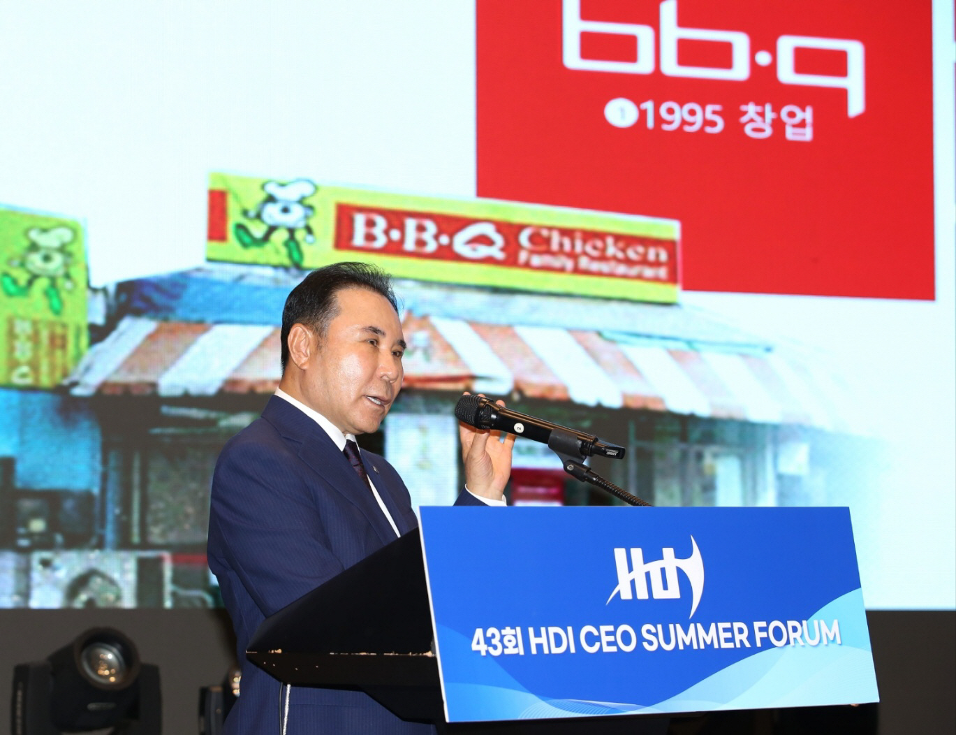 [사진1] BBQ치킨_윤홍근 제너시스BBQ 그룹 회장이 강원 강릉 탑스텐 호텔에서 열린 ‘제43회 2026 HDI CEO SUMMER ~