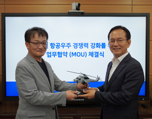 사진2. KAI 김종출 대표이사(오른쪽)와 NISS 김성배 연구원장(왼쪽)
