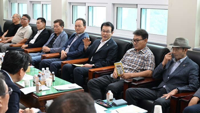 [거창군]26.8.21.보도자료(이홍기 거창군수2027년 업무계획 수립을 위한 현장간담회시작 5대 분야별 군민 목소리 청취  현장의견 내년 군정에 적극 반영)1 (4)