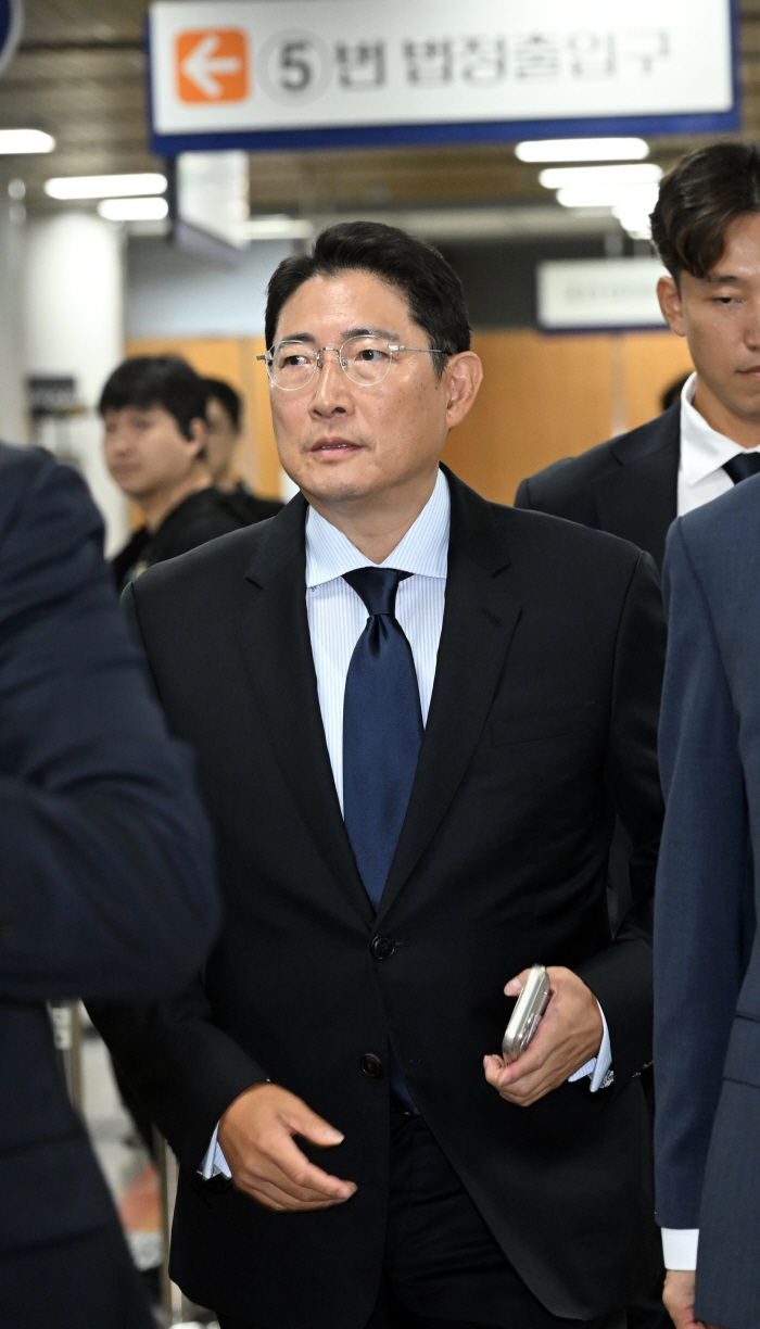 [포토]동생 조현문을  ‘강요미수 혐의’로 고소한 조현준 효성그룹 회장 증인 출석