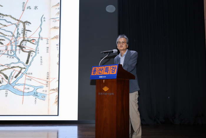[사진자료 2] 정재정 서울시립대학교 명예교수가 전쟁기념관에서 열린 ‘용산특강’에서 강연하고 있다.