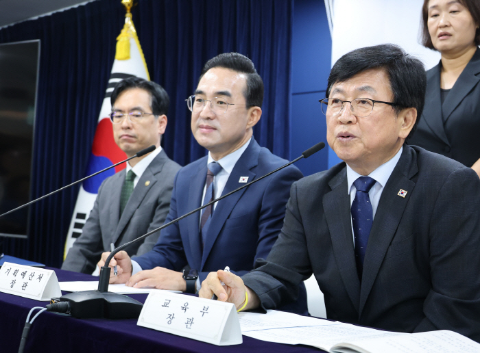 답변하는 최교진 교육부 장관