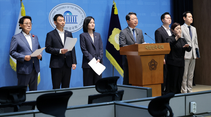 조희대 대법원장 사퇴 촉구하는 여당 법사위원들
