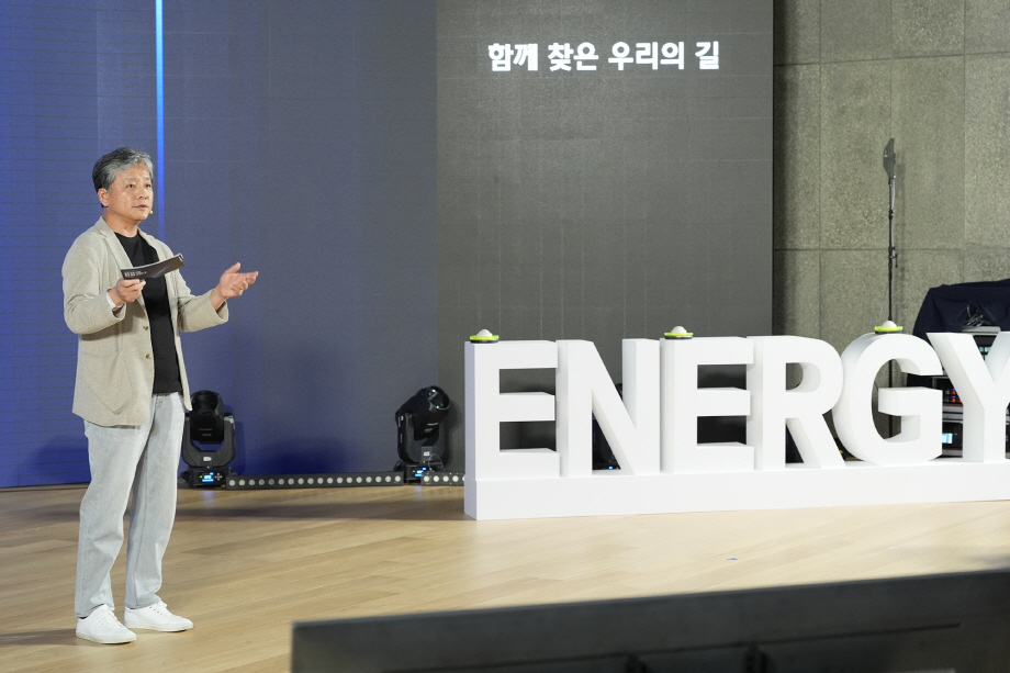 주우정 현대엔지니어링 대표가 지난달 30일 서울 종로구 계동 본사에서 열린 가치체계 선포식에서 임직원들에게 새로운 가치체계에 관해 설명하고 있다