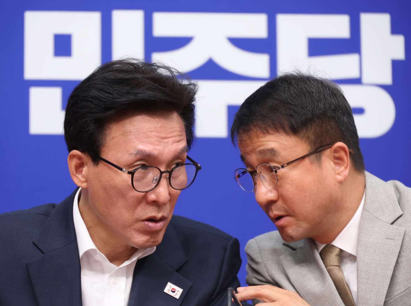 대화하는 김민석 대표와 한병도 원내대표<YONHAP NO-4565>