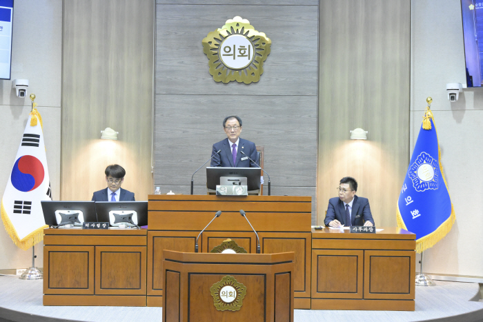 1. 사진-임시회개회(오수환의장)_