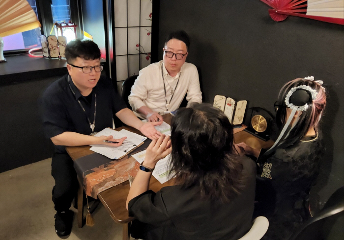 마포구 위생과 직원들이 홍대 일대 컨셉카페를 방문해 유흥접객행위 금지와 준법 영업 기준을 안내하고 있다