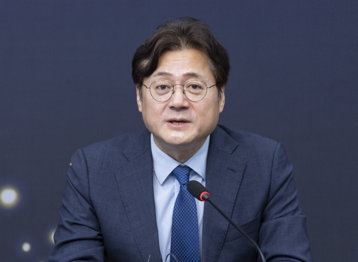 조국혁신당 신장식 대표 취임 축하 인사하는 홍익표 청와대 정무수석