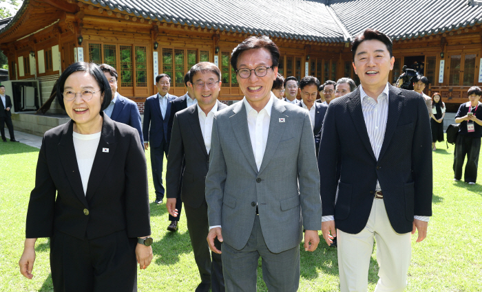 밝은 표정으로 이동하는 한성숙 국무총리와 김민석 당대표