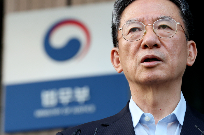 기자 질문에 답하는 정성호 장관
