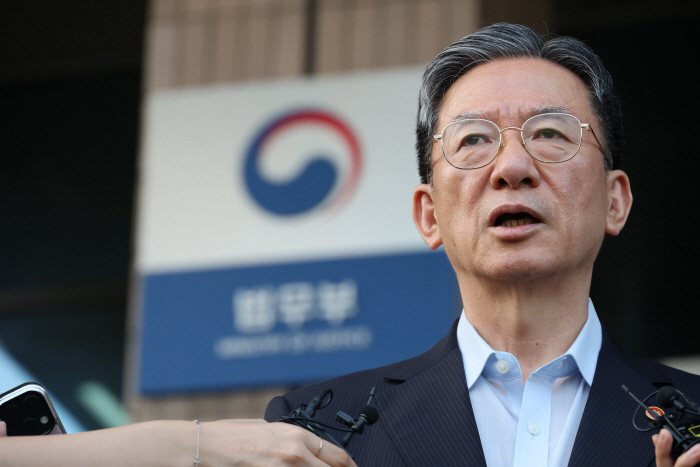 기자 질문에 답하는 정성호 장관