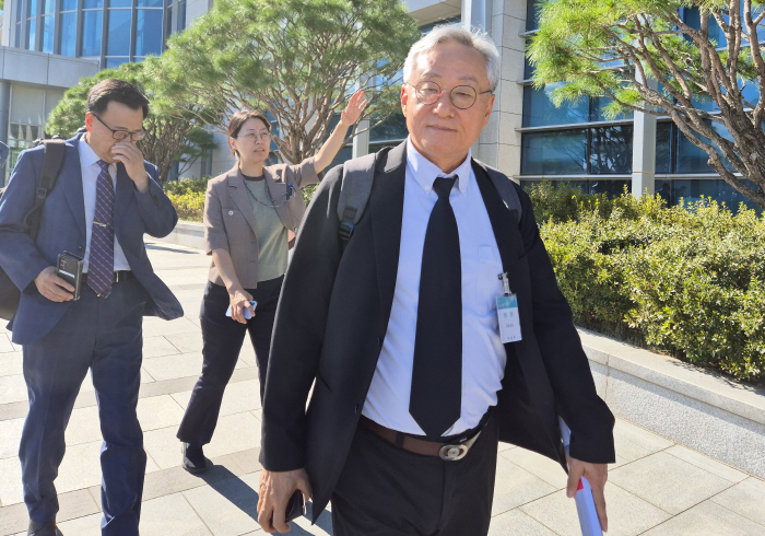 국방부 나서는 박판준 육사 총동창회 회장<YONHAP NO-5748>