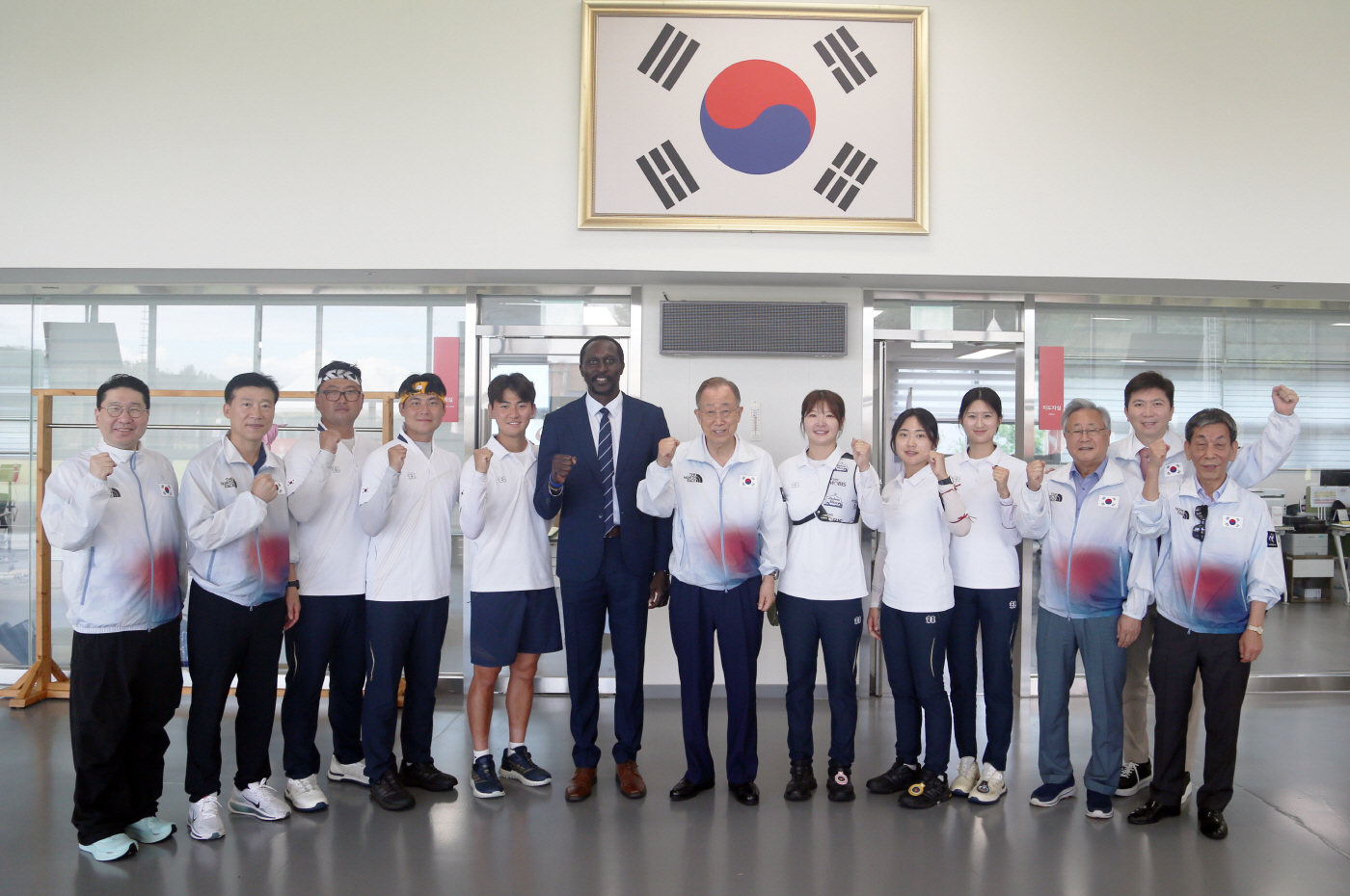 보도(168-1)양궁 선수단 격려 사진_왼쪽부터 첫 번째_이상현 선수단장, 두 번째_김택수 선수촌장, 여섯 번째_험프리 카양게 IOC위원, 일곱 번째_반기문 명예고문, 열두 번째_유승민 대한체육회장