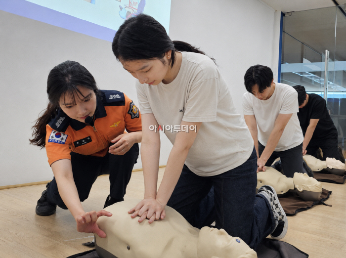 KCC 직원들이 서초소방대원의 지도 아래 심폐소생술(CPR) 등 응급처치 교육을 받고 있다