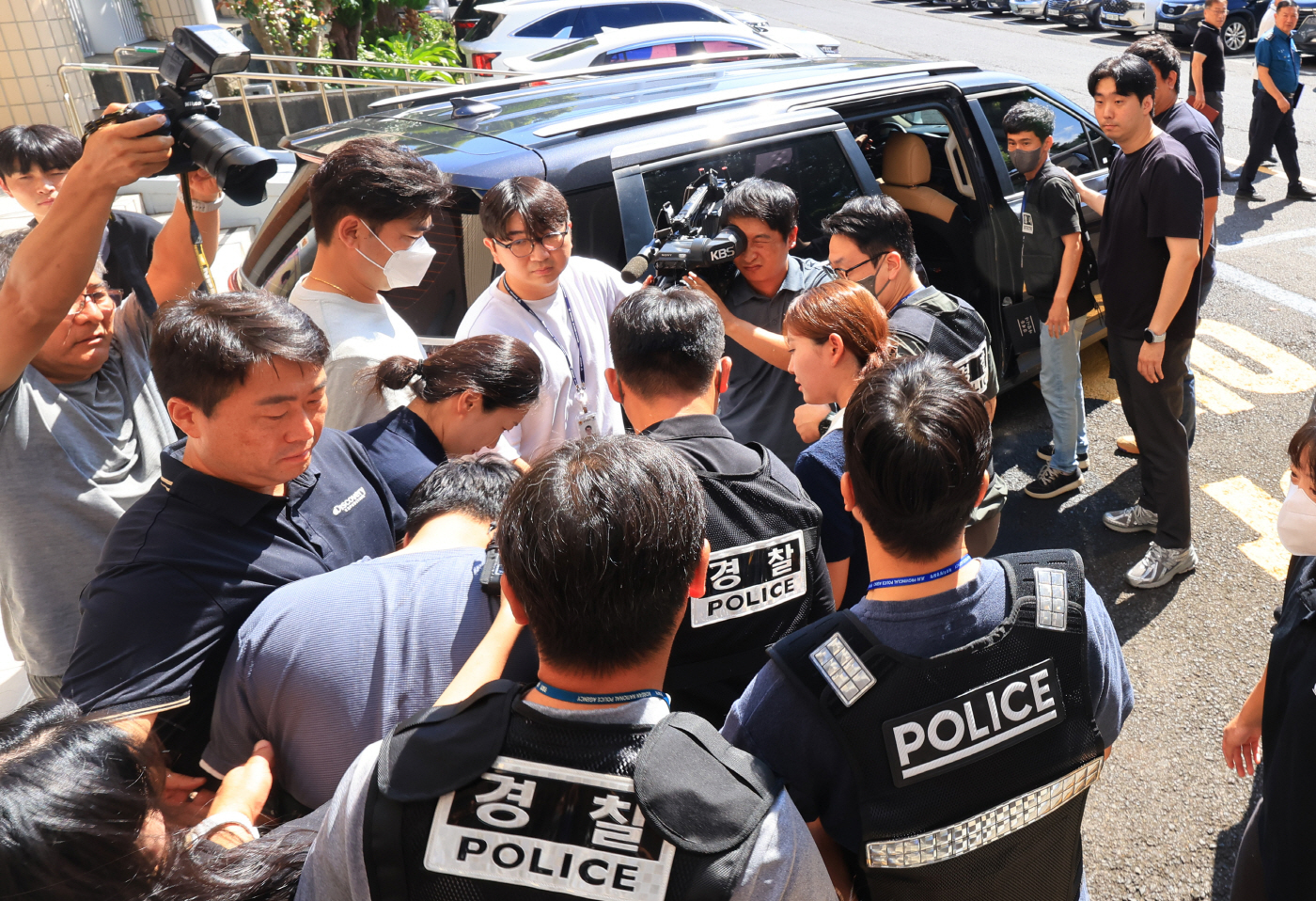 호송차량에 오르는 실종 허위종결 경찰관<YONHAP NO-4782>