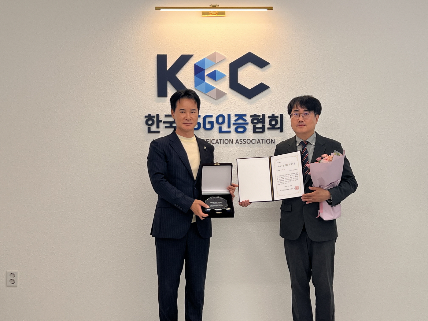 [사진자료]소상공인시장진흥공단(이사장 인태연, 이하 소진공)은 ‘2026 지속가능 ESG경영대상’에서 ‘친환경·탄소중립 부문상’ 을 수상